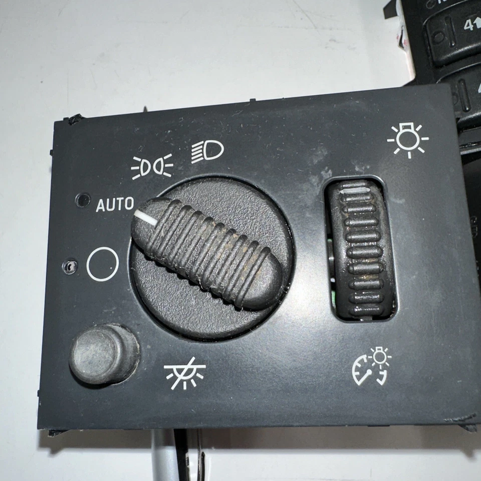 Chevy Silverado Sierra Tahoe 2003-06, juego de faros, 4x4, interruptores de atenuación, 014987 Foto 2 de 4