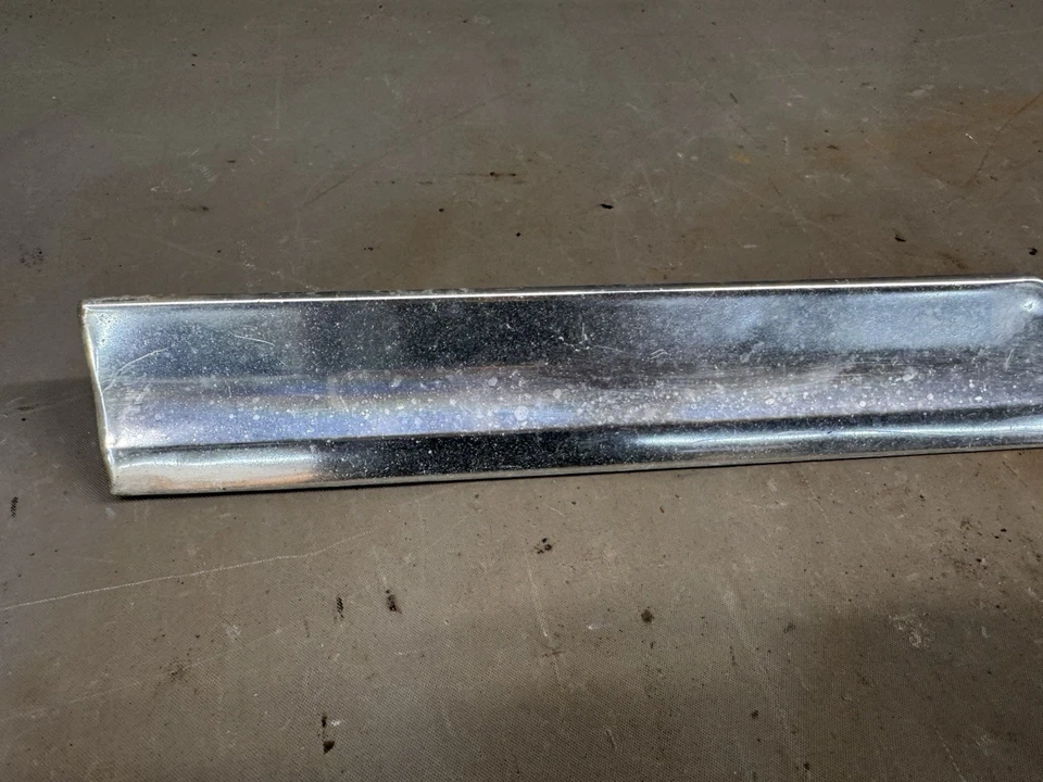 1963 Chevy Impala capô inferior acabamento labial moldura frontal emblema Belair Biscayne fabricante de equipamento original - Imagem 2 de 4