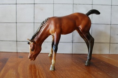 Modellpferd Breyer Trad. Size Grazing Foal Custbody