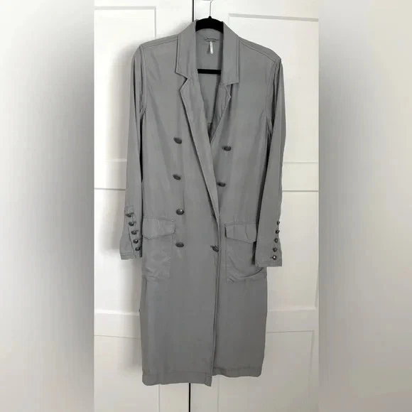 Free People Sensual 军事掸子/风衣 二手状况完好 灰色 S 码 — 第 2/4 张图片