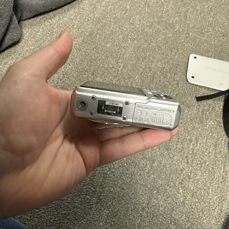 Sony Cyber-shot DSC-S700 7.2MP Compact Digital Camera Silver TESTED & WORKING - Image 4 of 4