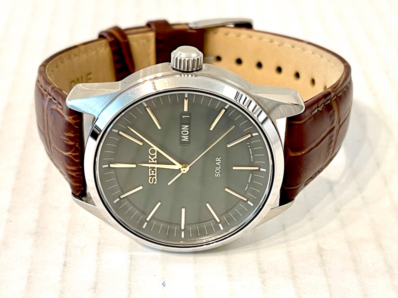 seiko dark green sunray dial solar powered men's watch sne529