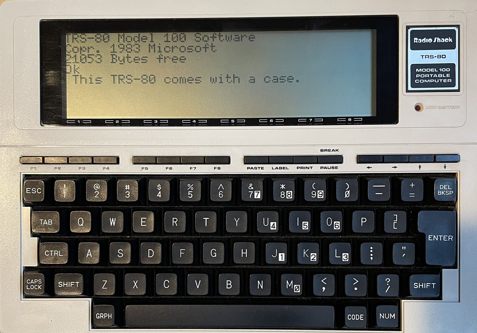 Radio Shack TRS-80 model 100 portable computer with case - working
