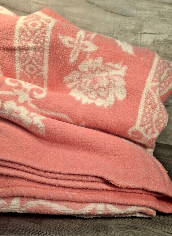 Vintage 1950's Blanket Salmon Pink Peach w Flower Camp Blanket? Cottage Art Deco - Image 3 of 4