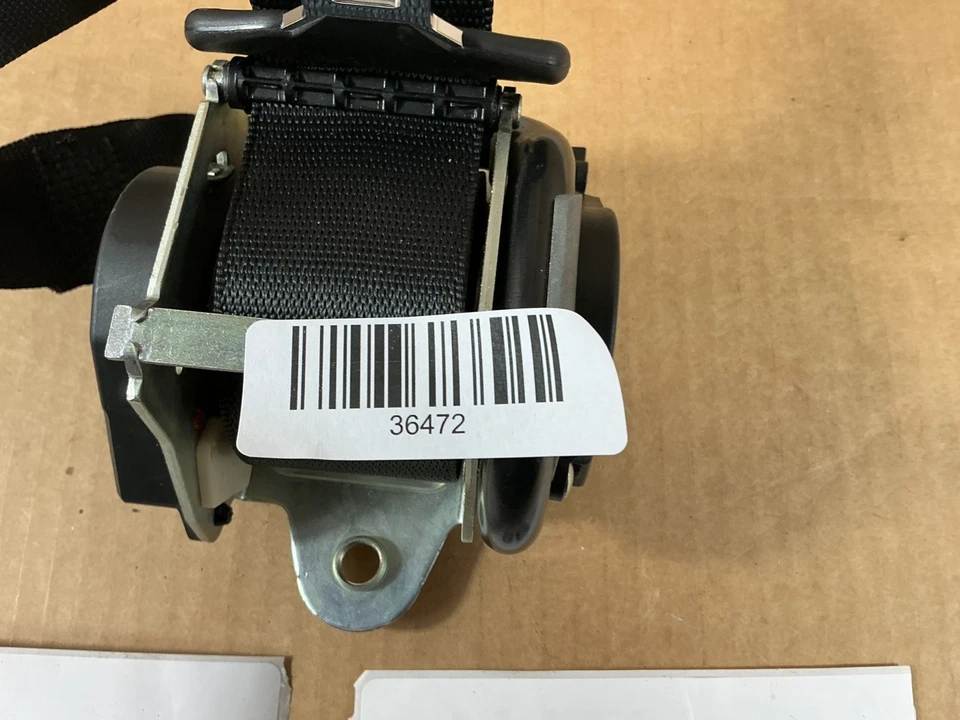 Cinto de segurança traseiro esquerdo 2012-2014 Mercedes Benz C250 retrator fabricante de equipamento original - Imagem 2 de 4