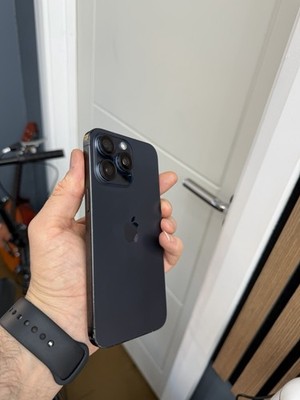 Apple iPhone 15 Pro Max in Blau Titan, entsperrt.