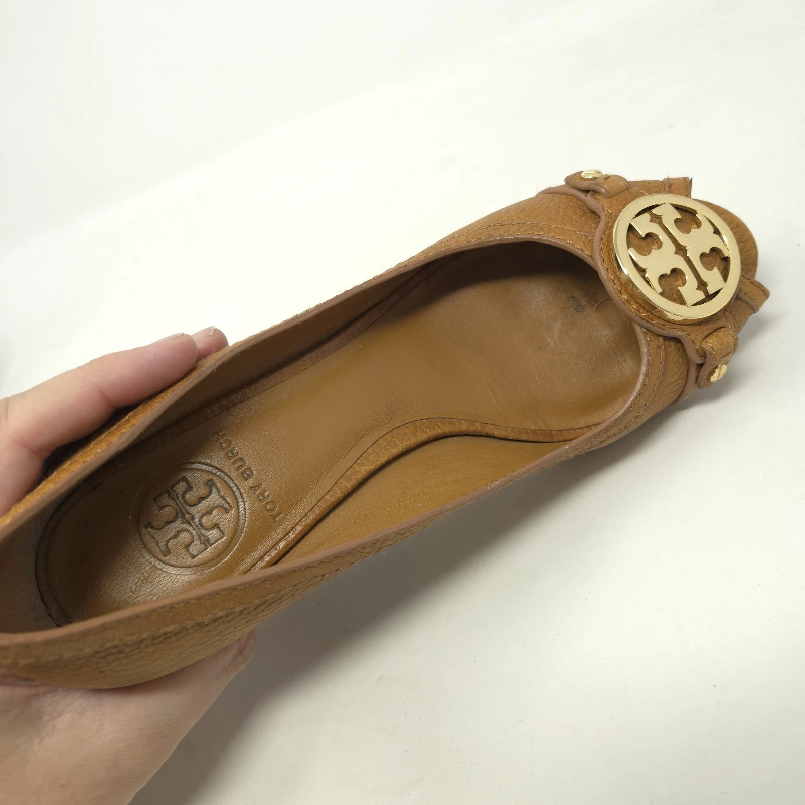 Scarpe eleganti taglia 8 5 M Tory Burch pelle marrone logo oro zeppa tacco punta aperta usate in ottime condizioni