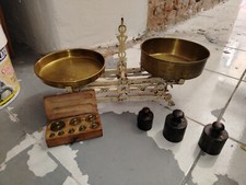 Vintage antica bilancia in ferro con piatti completa di pesi