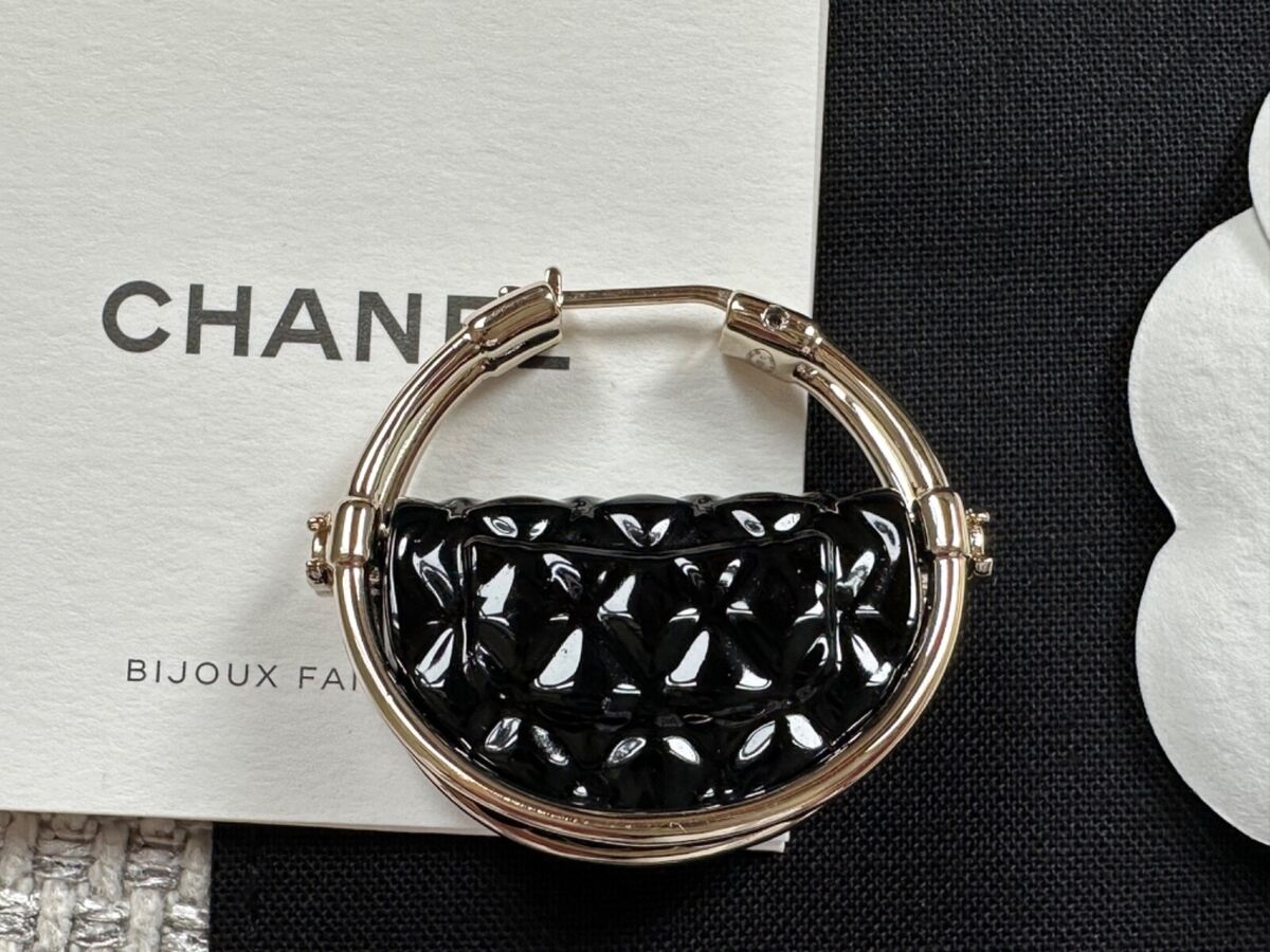 NIB 100%AUTH Chanel 23C Black Resin Quilted Bag Hoop NIB 100%AUTH Chanel 23C Black Resin Quilted Bag Hoop
