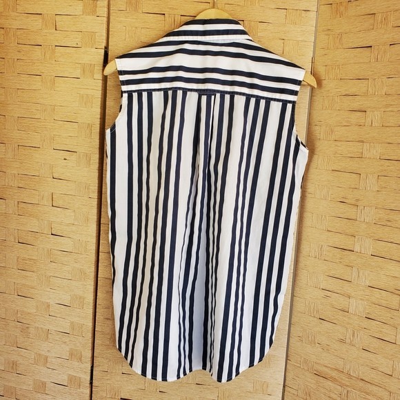 Simply Basic Sleeveless Women's Medium Collard Bu… - image 3