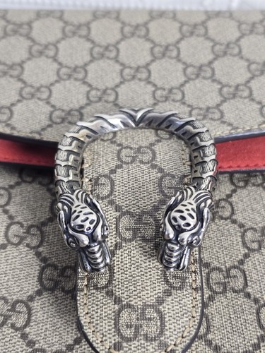 Bolso de hombro grande Gucci Dionysus GG Supreme beige/ébano con ribete de gamuza roja - Imagen 3 de 18