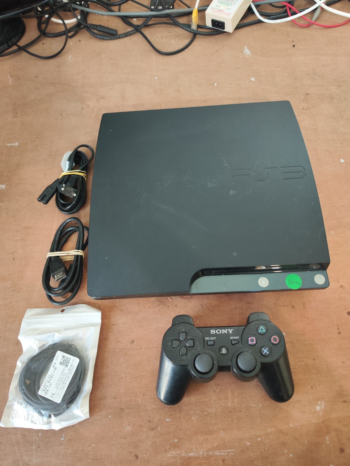 PlayStation 3 slim avec deux manettes et jeux - Jeux vidéo