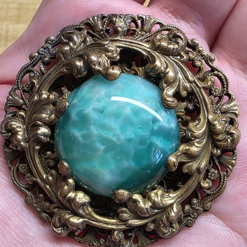 Vintage goldfarbene Brosche Anstecknadel grün Kunstglas ausgefallen. Statement Stück. - Bild 1 von 5