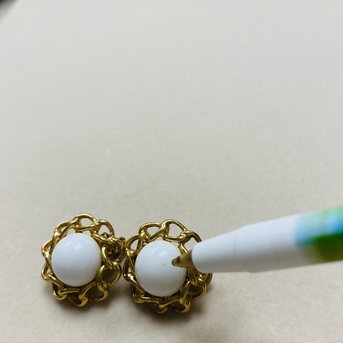 Monet Signed Vintage Goldtone Links Surrounding White Center Clip On Earrings - Picture 3 of 6