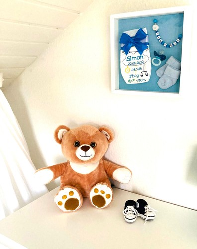 Bestickte Windel im Bilderrahmen, mit Name und Daten, blau, Geschenk zur Geburt - Bild 6 von 22