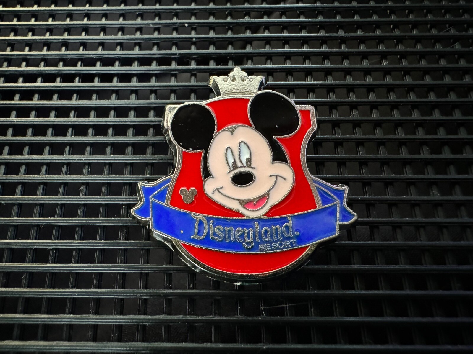 Disney Pin 2012 Disneyland Resort Hidden Mickey Mouse Red Crest WDW Pin Trading