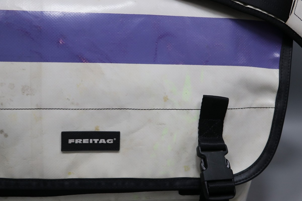 バッグ FREITAG F152 HARPER FREITAG F152 HARPER Recycled White/Blue PVC Crossbody Messenger