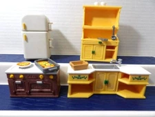 ~ Calico Critters~ Sylvanian Families Yellow Cozy Kitchen Fridge, Oven, Sink