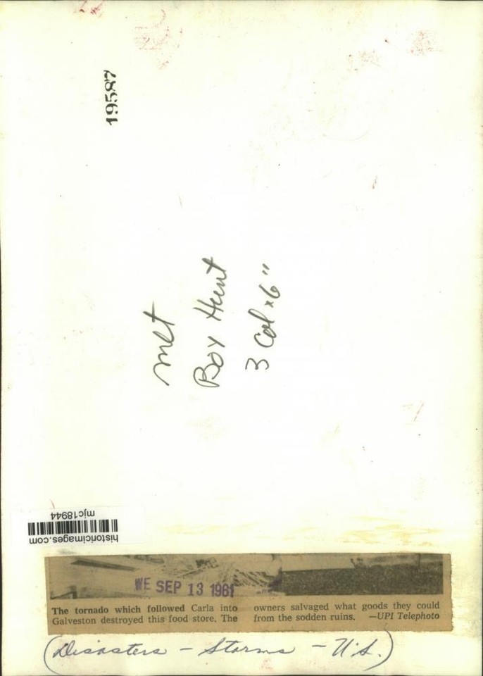 Press Photo Hurricane CarlaMen salvage goods, tornado ripped store in