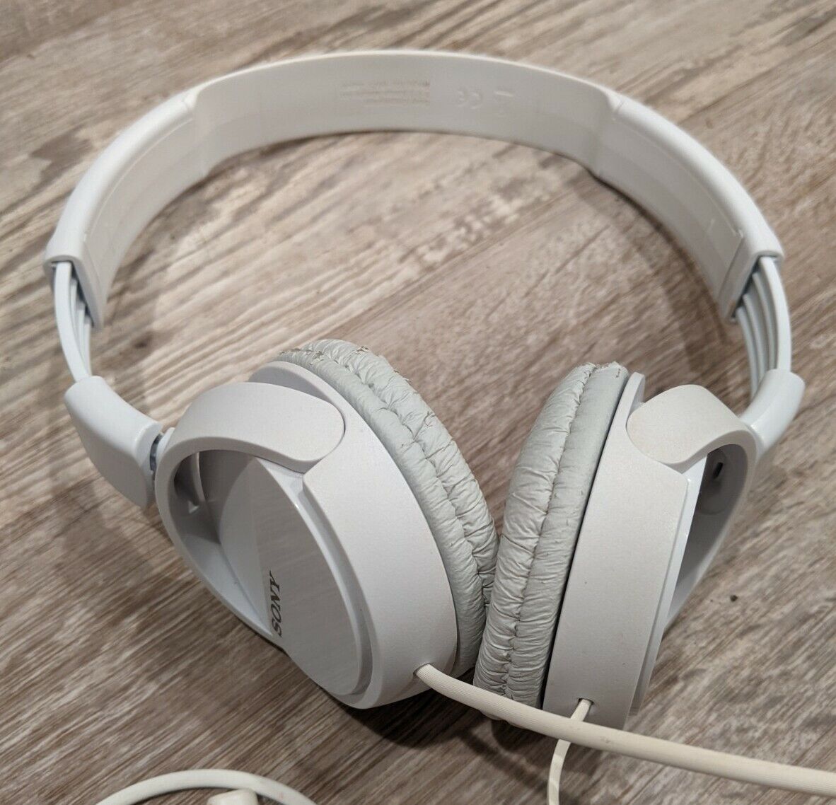 White Sony Over The Ear Headphones. Tested & Working. Wired White Sony Over The Ear Headphones. Tested & Working. Wired