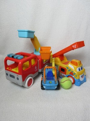 2 Spielzeug Feuerwehrfahrzeuge mit Licht & Sound, plus ein Kirschenpflücker