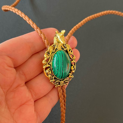 Collar de boda occidental vintage con base de unicornio dorado y piedra de malaquita Bolo - Imagen 6 de 10