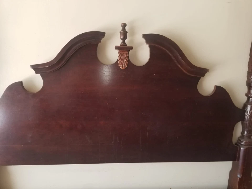 Cama con cuatro carteles de madera maciza tamaño queen bellamente tallada - antigua Foto 4 de 4