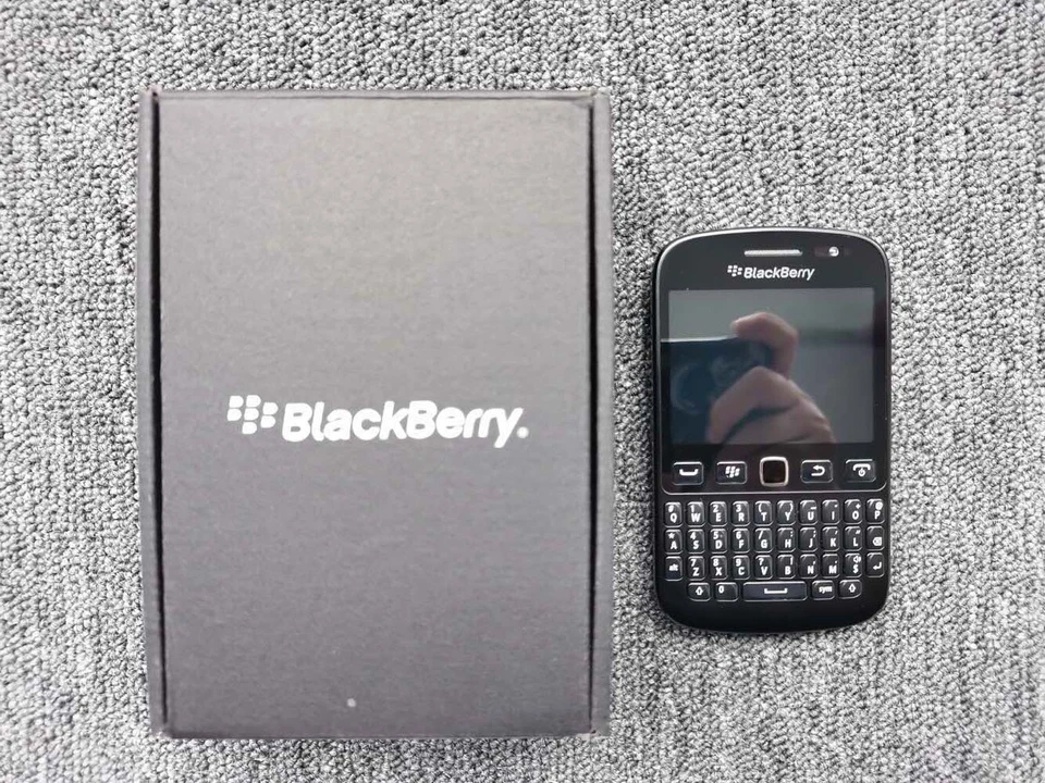 BlackBerry 9720 (Unlocked) 3G WIFI 5MP Camera FM Radio GPS Black/White Cellphone - Image 3 of 4