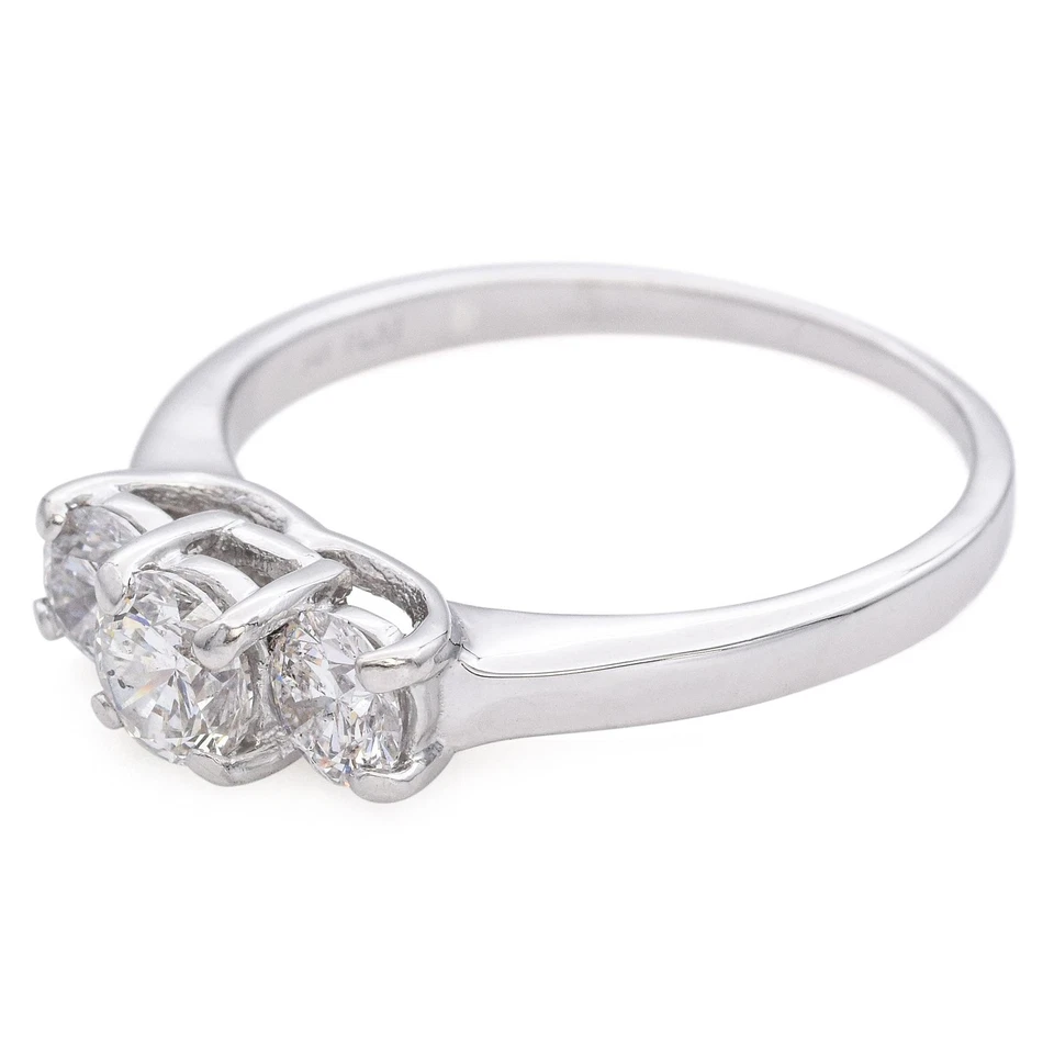 Anillo vintage de tres diamantes de oro blanco de 14k Foto 4 de 4