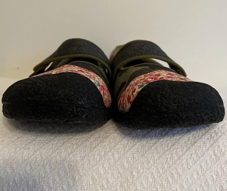 Zapatos planos de lona Keen para mujer 7,5 Harvest Mary Jane camuflaje y flores NUEVO Foto 3 de 4