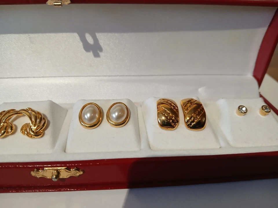 Bergiamo Red Leather box of six pair of gold plated earrings - Image 2 of 4