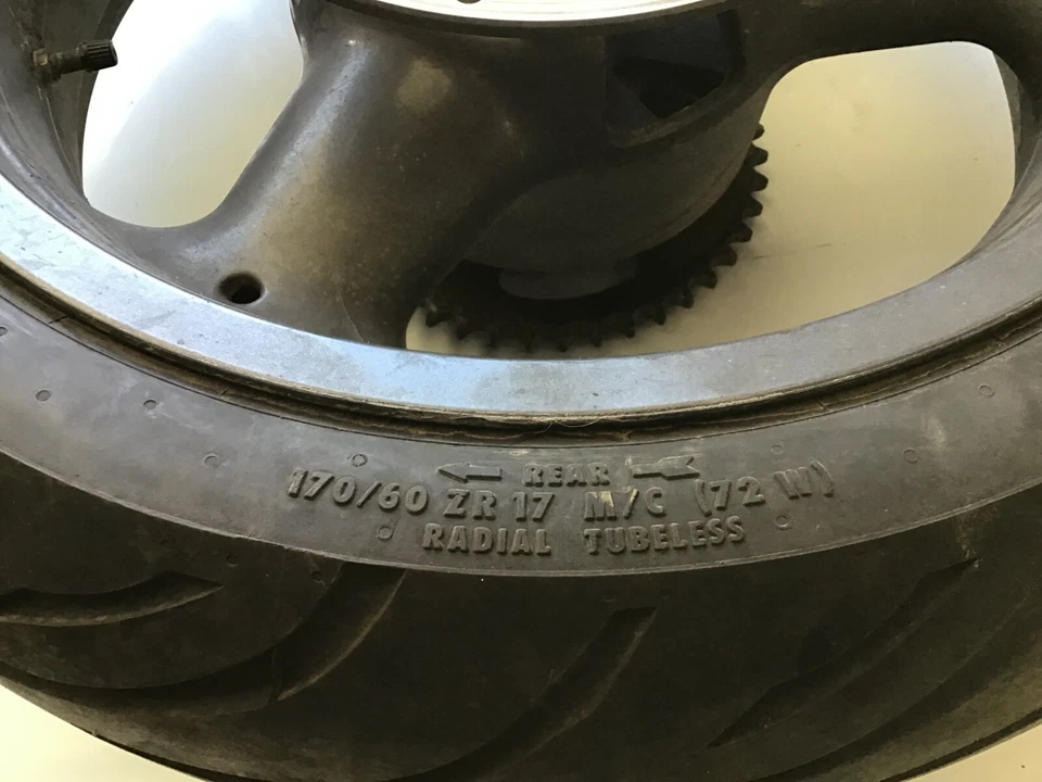 Triumph Sprint 900 1995 rueda trasera y neumático Foto 4 de 4