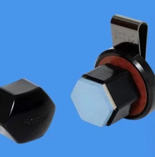 KAMUI MAGNETIC CHALK HOLDER INCLUDING ONE PIECE OF KAMUI ROKU CHALK.