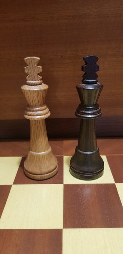 Joc d'escacs i Tauler de Fusta/Juego de ajedrez y tablero de madera - Imagen 5 de 5