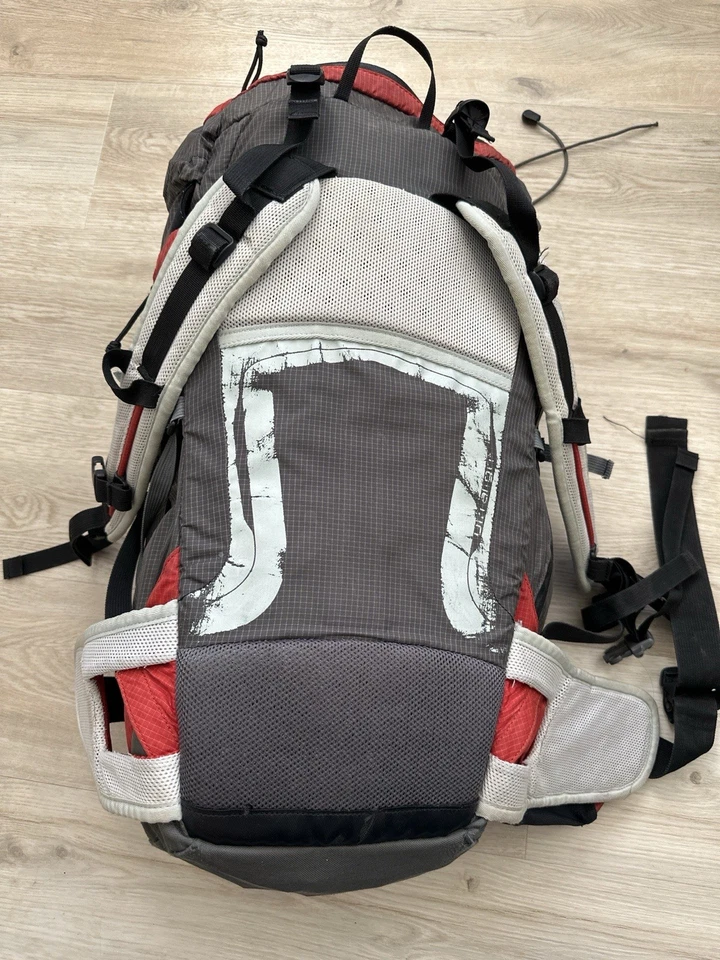 Quechua Forclaz 37 Ultralight Trekking Rucksack 37L Rot/Grau gebraucht - Bild 3 von 4