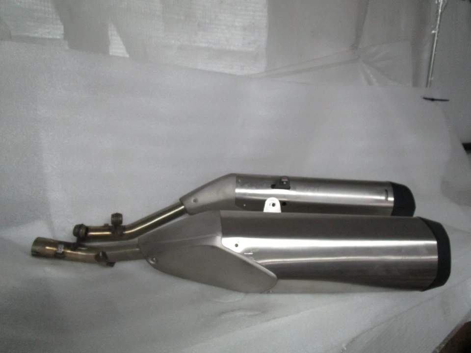 BMW K1600GT 2017 silenciadores OEM Foto 2 de 4