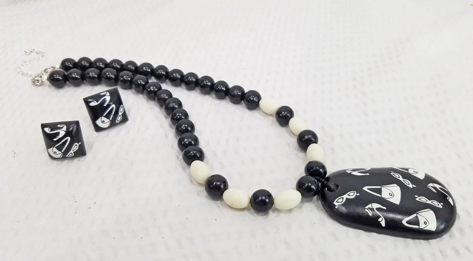 Grueso conjunto de collar y pendientes de madera negro y beige con colgante de compras Foto 2 de 4