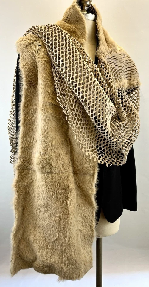 Шарф из кожи и меха кролика CLAUDIO CUTULI CULT CALIDE желтовато-коричневый лазерная резка - Изображение 2 из 4