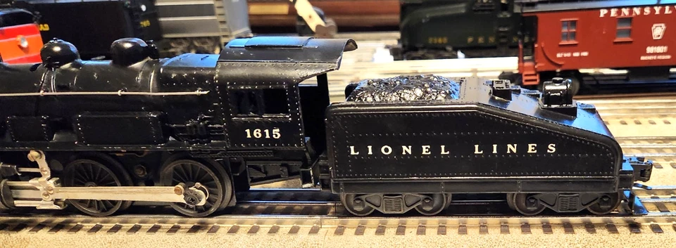 Lionel 1615, AND TENDER IN GOOD COND. LOCO IN OB, IT RUNS VERY WELL. - Image 2 of 4