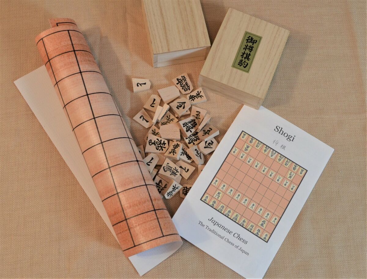 SHOGI (JAPANESE CHESS) TRADITIONAL SET WITH WOODEN PIECES & VINYL MAT (M47)