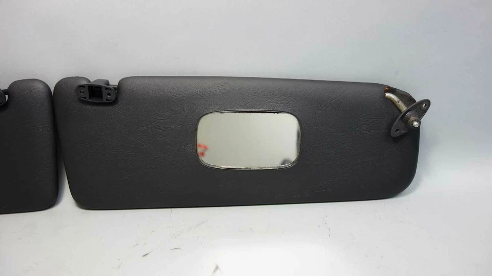 Damaged 1982-1988 BMW E28 5-Series Sedan Interior Front Sun Visor Pair Black OEM - Imagem 4 de 4