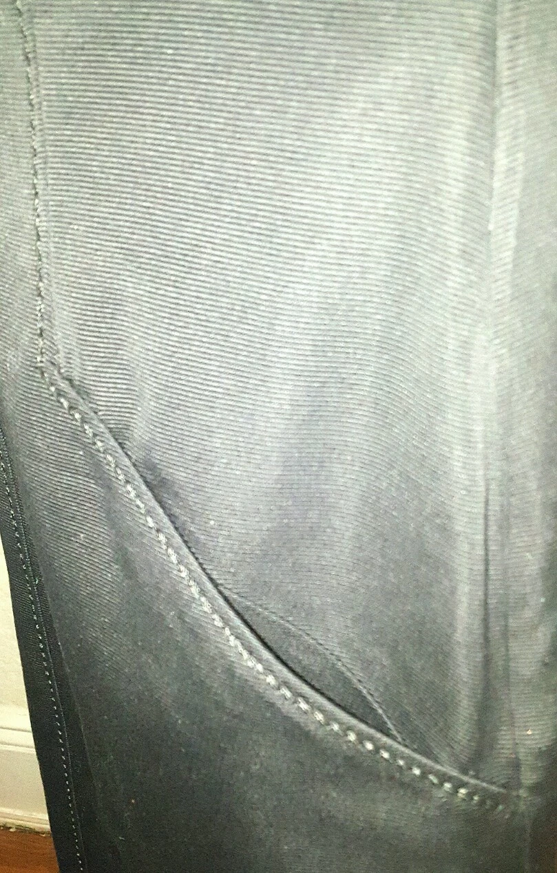 Abito Valentino smanicato profondo bottoni a V aderente davanti piccolo nero taglia 10