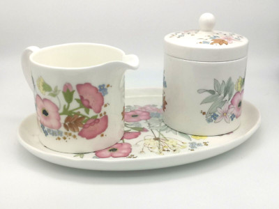 Meadow Sweet von Wedgwood, 70er Jahre Milchkännchen und Zuckertopf mit Tablett!