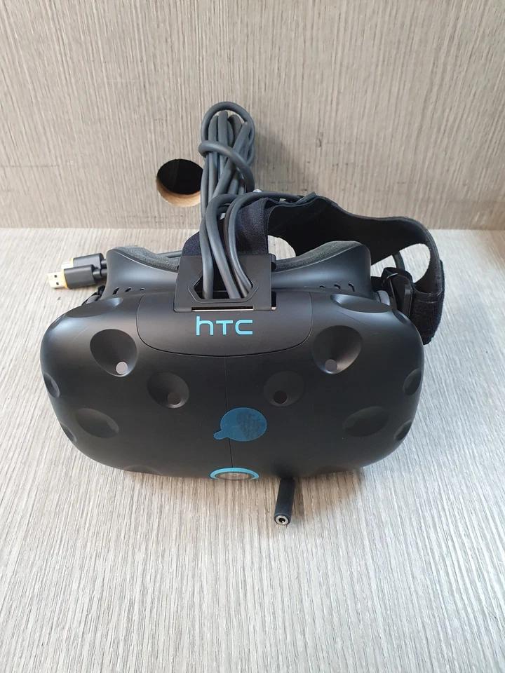 HTC Vive VR Headset w/ Controllers and 2x Base Stations Grade B EC3110 - Image 2 of 4