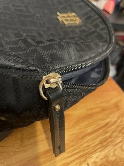 Tommy Hilfiger Mochila Negra con Borde Interior Rojo Metal Dorado Usado Foto 3 de 4