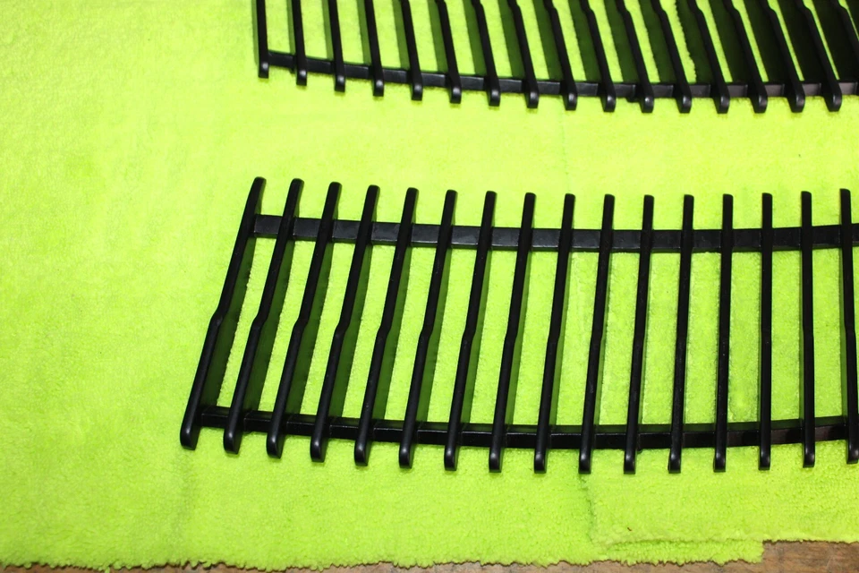 BMW E9 2.5CS 3.0CS 3.0CSL black Hood Grill Left Right 51131827275 51131827276 Foto 4 de 4