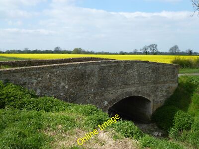 Foto 6x4 Steinbrücke auf Maxey Road Helpston Eine schmale Brückenüberquerung So c2014