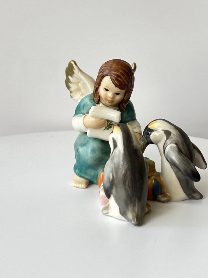 Estatuilla de porcelana Goebel vintage querubín ángel con pingüinos lee... - Imagen 4 de 4