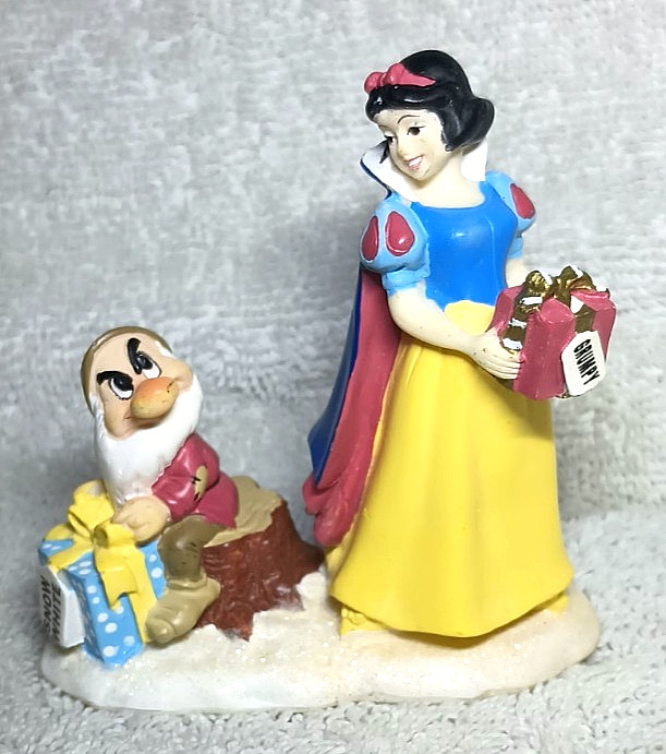 Disney Snow White And Grumpy Exchanging Christmas Presents Figurine