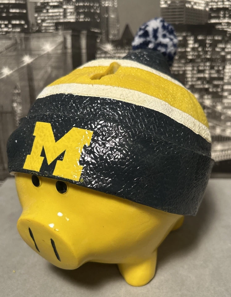 Michigan Wolverines Hucha Resina Cerdo en Poof Ball Sombrero Forever Coleccionables Foto 2 de 4